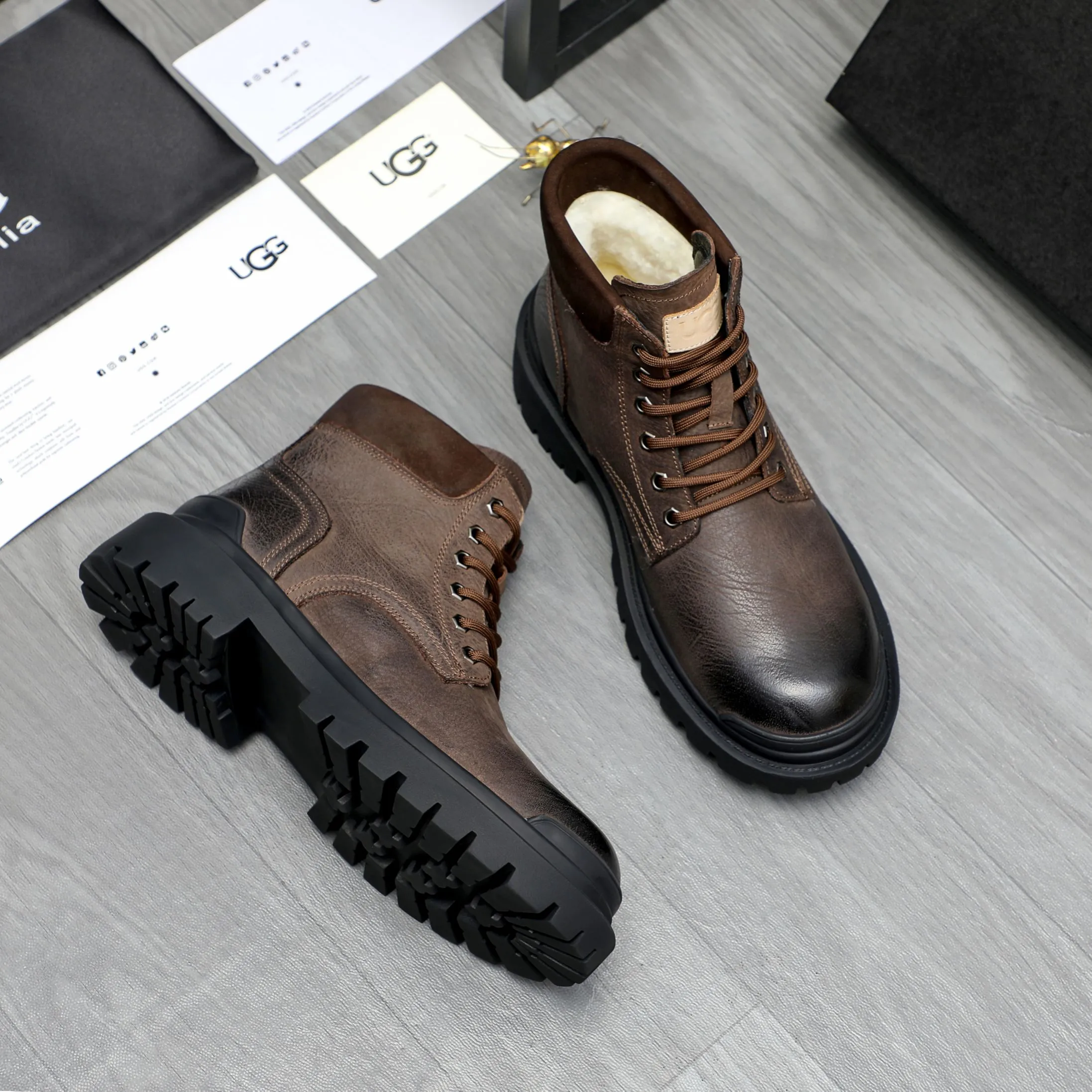 P620 Product trademark: "UGG" Gaobang men's shoes Regular size: 39-44 Product materials: Selected color-brushed cowhide upper, wool lining, original outsole